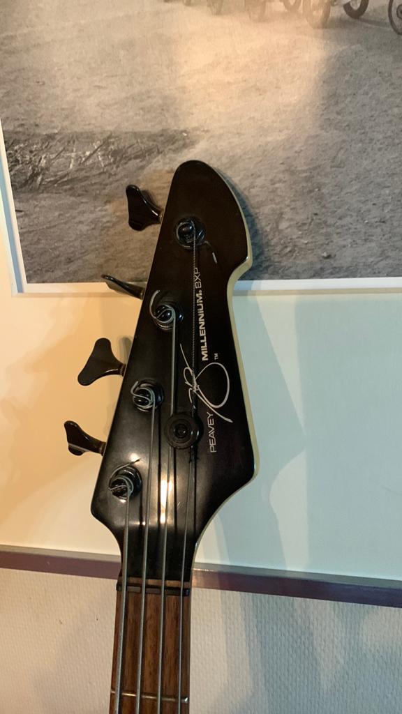 Très bonne guitare bass Peavy bien régler avec etui et pied, Musique & Instruments, Instruments à corde | Guitares | Basses, Enlèvement ou Envoi