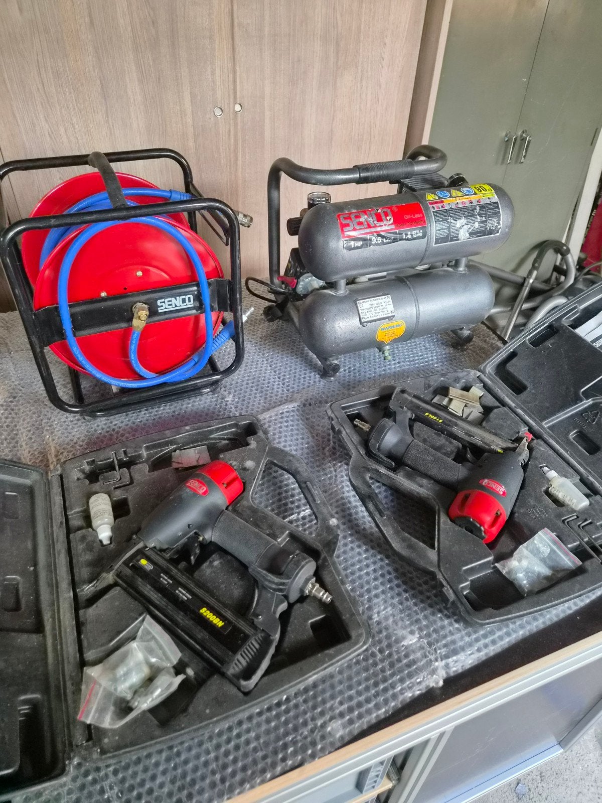 Senco compressor met 4 tackers en haspel nieuwstaat, Ophalen, Olievrij