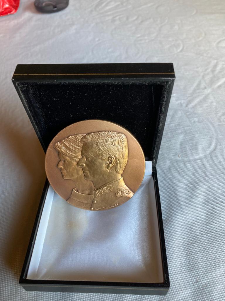 Medaille koning Philip en koningin Mathilde, Ophalen