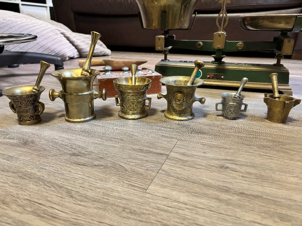 Oude apotheekweegschaal + 6 vijzels en stampers, Ophalen, Brons