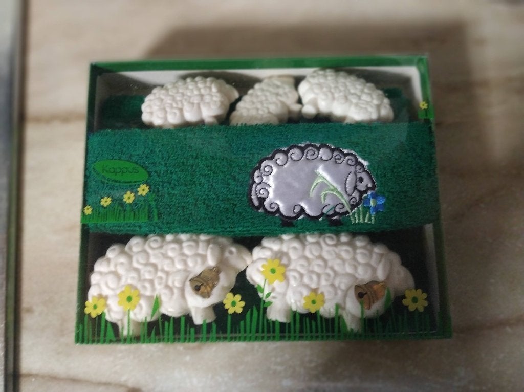 cadeau set 2grote en 3kleine schaapzeepjes en handdoek, Enlèvement ou Envoi, Neuf