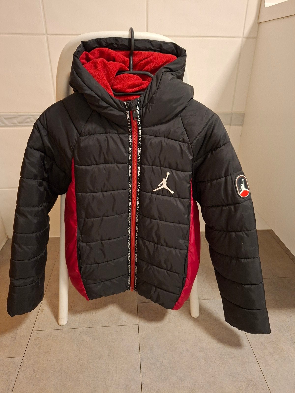 Veste Jordan, état neuf, taille 146, Enfants & Bébés, Garçon, Comme neuf, Jordan, Manteau