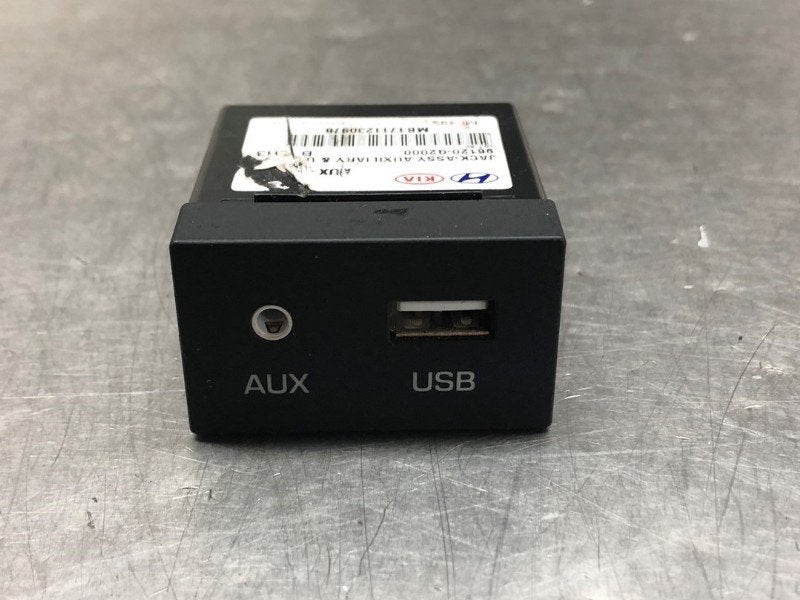 AUX/USB POORT Hyundai i30 Wagon (PDEF) (|96120G2000|), Hyundai Motor Deutschland GmbH, Gebruikt, Kaiserleipromenade 5
63067  Offenbach am Main, DE