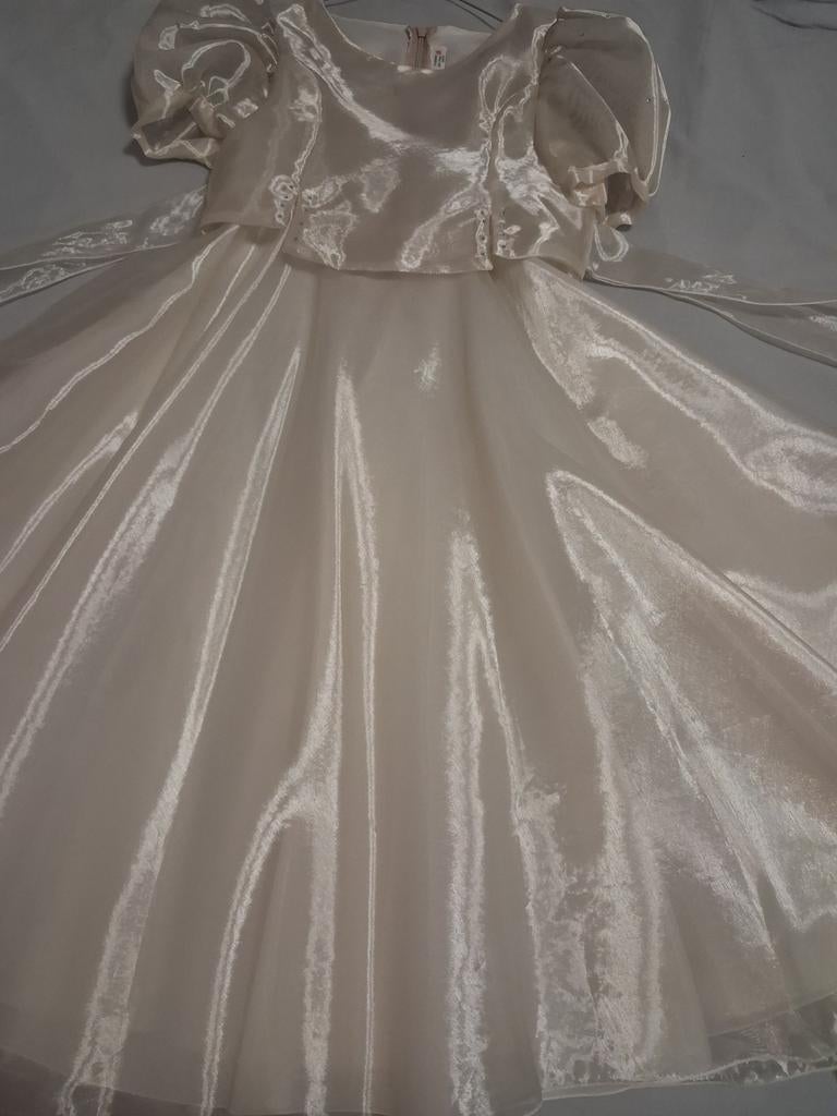 Robe de communion neuve, Blanc