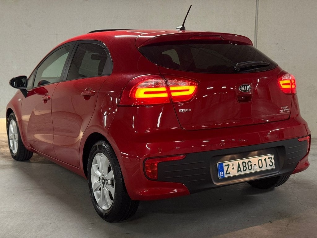Kia Rio 1.4i | OPENDAK | CAMERA | NAVI | AIRCO | ELEK RUIT !, Dealer onderhouden, Stof, 4 cilinders, 1396 cc