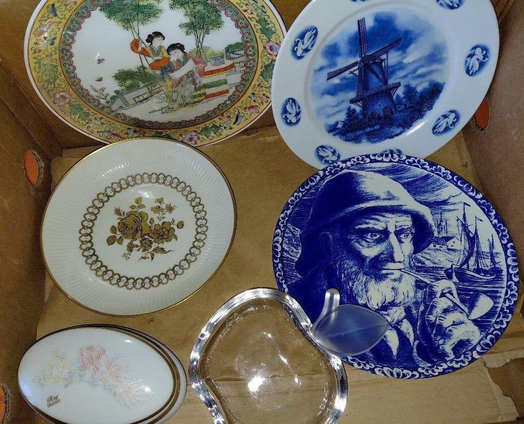 Lot borden en schalen, Enlèvement