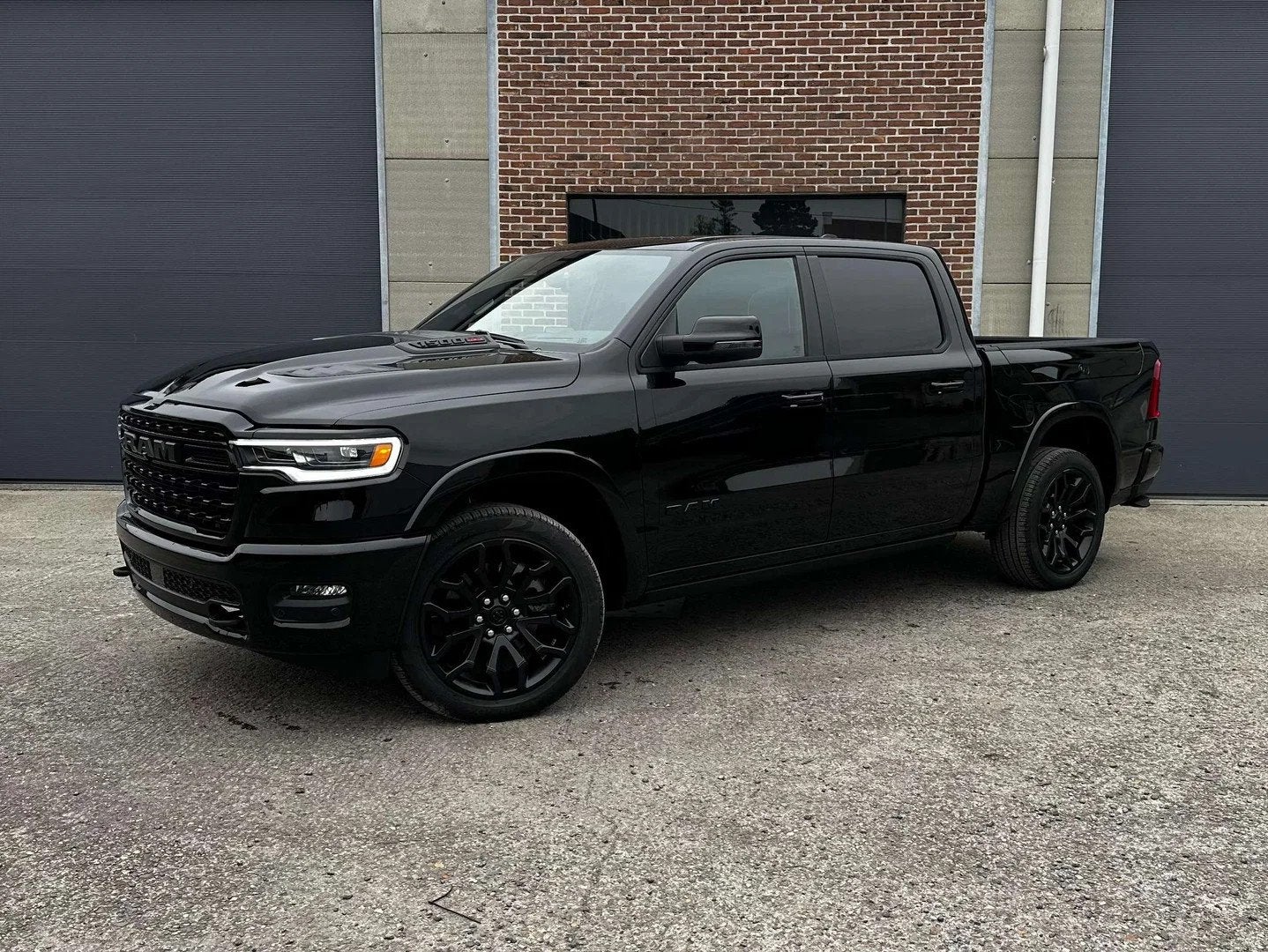 Dodge Ram Limited Night €78.900,- excl btw. (automaat), Auto's, Automaat, 548 pk, 403 kW, Zwart