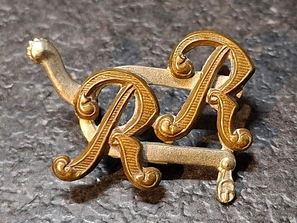 Ww2  cap badge rough riders (atk regt), Verzamelen, Ophalen of Verzenden