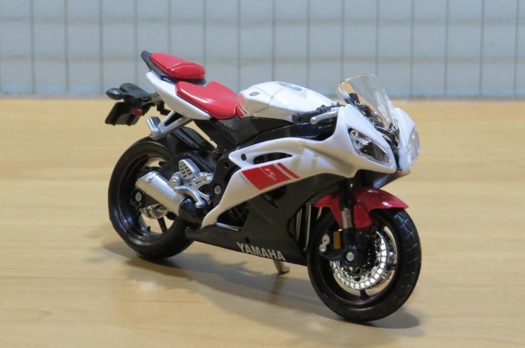 Yamaha YZF-R6 white 1:18 blister, Enlèvement ou Envoi, Neuf, Moteur, Maisto