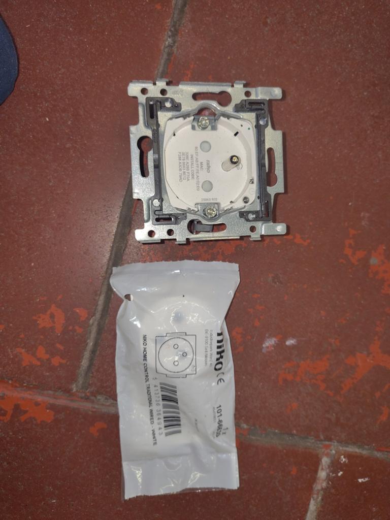 Niko home control stopcontact 170-33505, Bricolage & Construction, Électricité & Câbles, Enlèvement ou Envoi