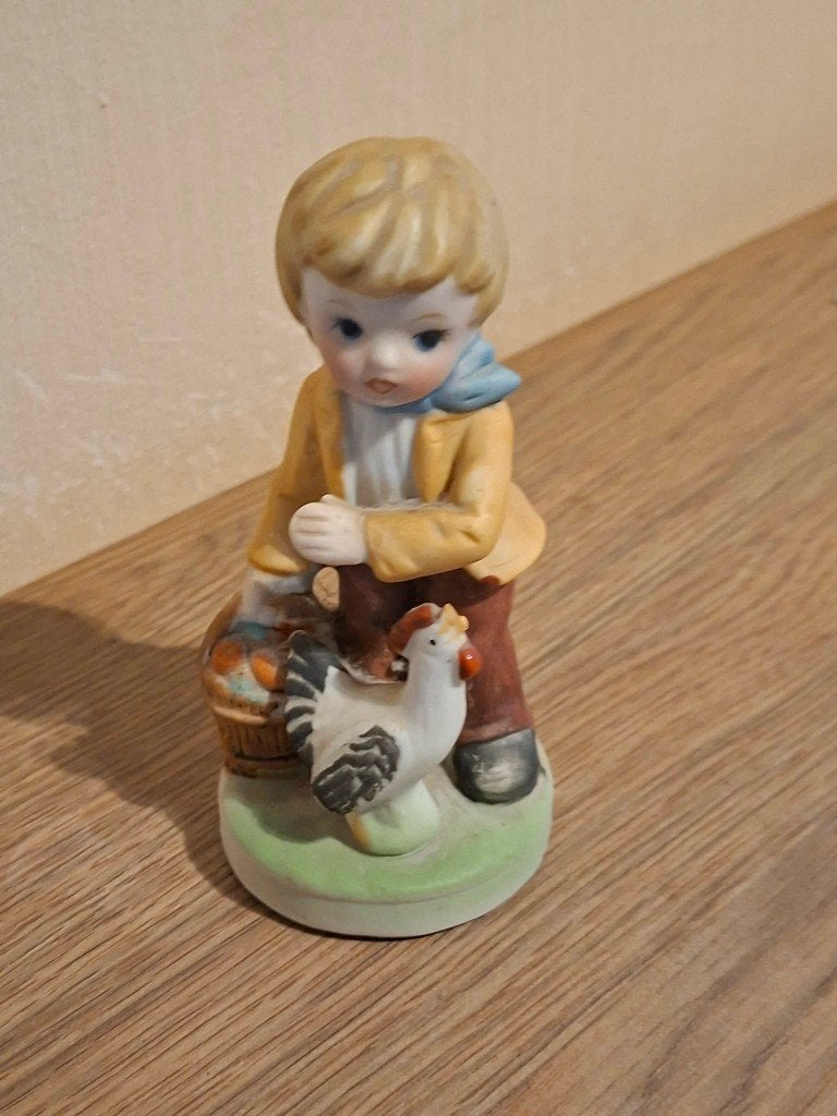 Vintage beeldje van een jongen met een kip, Ophalen of Verzenden, Zo goed als nieuw, Mens