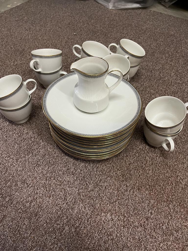 servies 12 stuks borden, kopjes en melkpotje, Ophalen, Zo goed als nieuw, Bord(en)