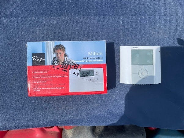 Nieuwe Plieger Milton programmeerbare klokthermostaat., Doe-het-zelf en Bouw, Thermostaten, Nieuw, Ophalen of Verzenden