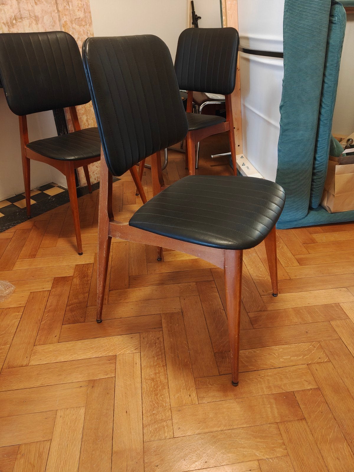 Lot de 4 chaises vintage / rétro en bois et similicuir noir, Ophalen, Gebruikt, Zwart, Vier
