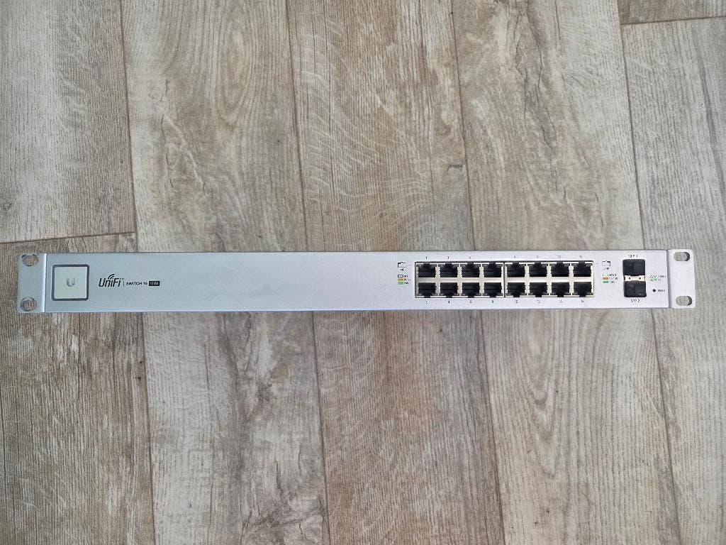 Unifi Switch 16 poort + POE (150 W), Computers en Software, Netwerk switches, Ophalen of Verzenden, Gebruikt
