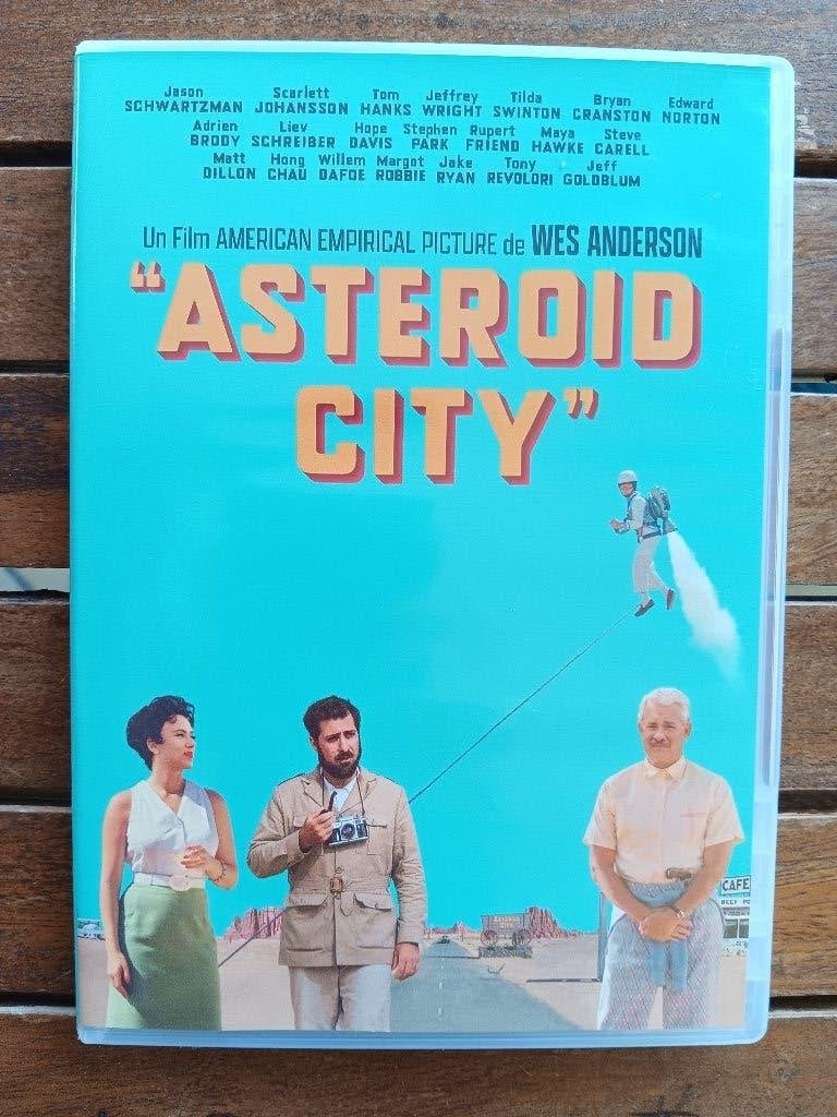 )))  Asteroid City  //  Wes Anderson  (((, Enlèvement ou Envoi, Tous les âges, Néerlandais, Anglais