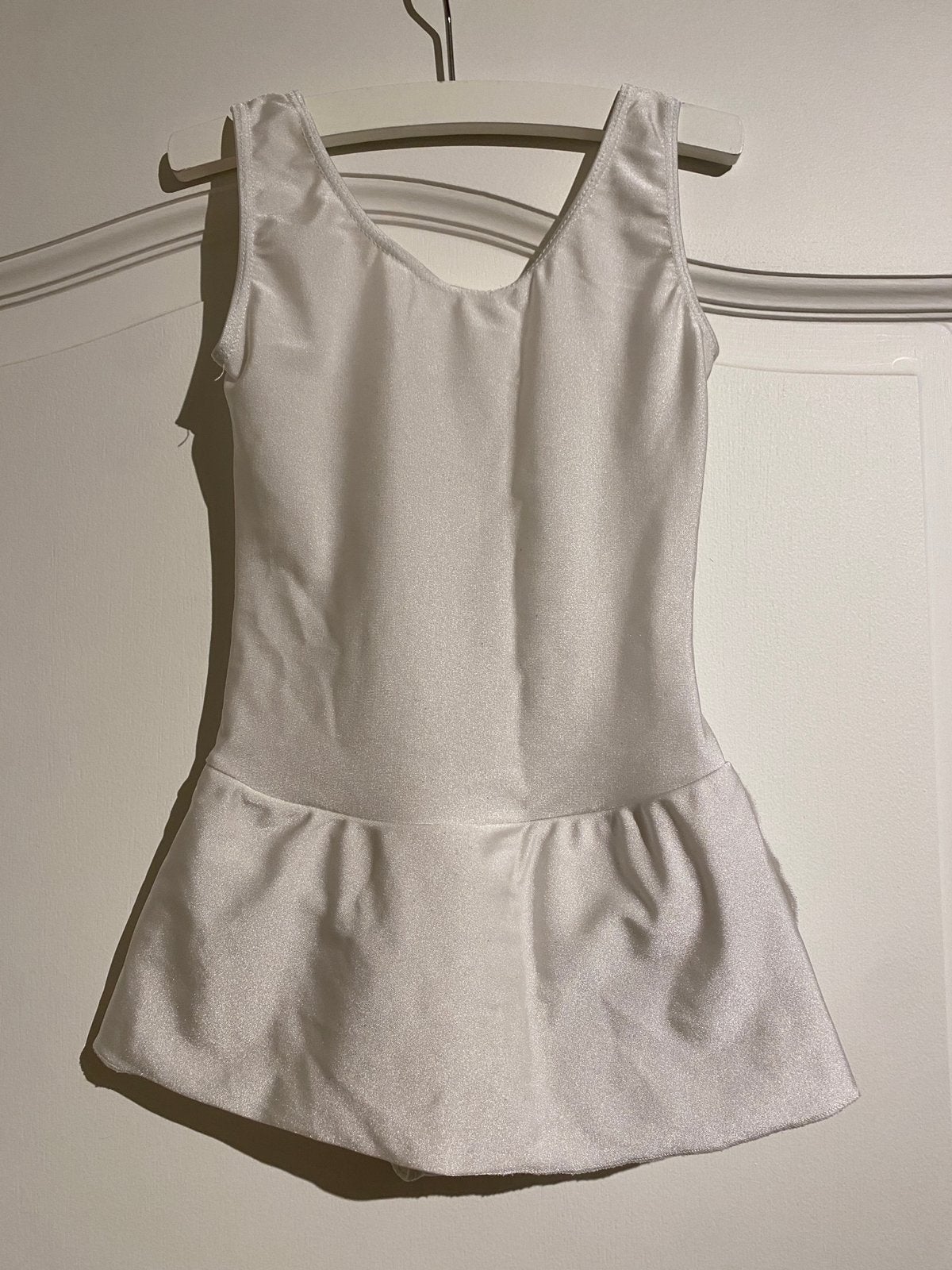 Wit balletpakje maat 116 - uniform Studio Steps Bissegem, Ophalen of Verzenden, Zo goed als nieuw, Kleding