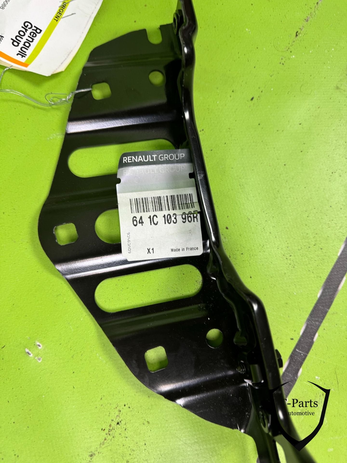 Support de garde-boue lat ral gauche Renault Megane E-tech 6, Contact.group@renault.com, Pare-chocs, Renault, Avenue du General Leclerc 122bis
92100  Boulogne-Billancourt, FR