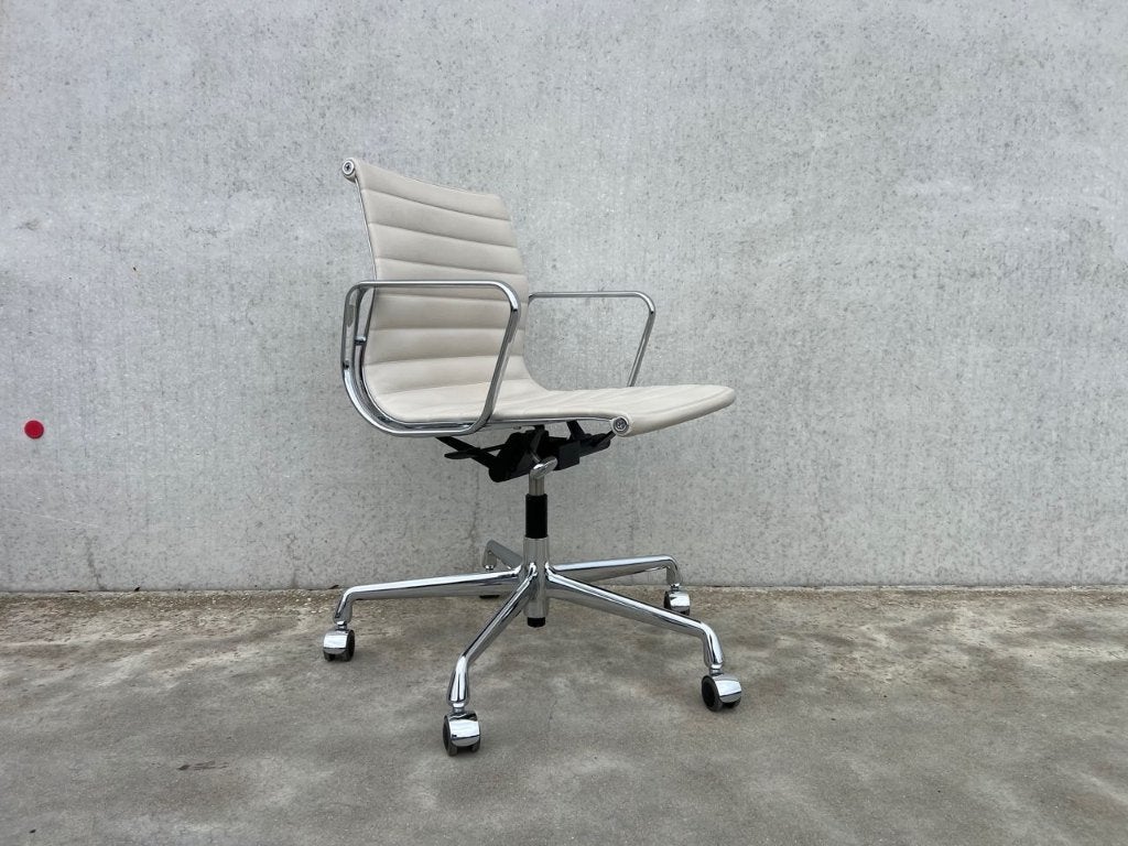 Vitra Eames EA118 lederen bureaustoel, Huis en Inrichting, Ophalen of Verzenden, Zo goed als nieuw, Bureaustoel