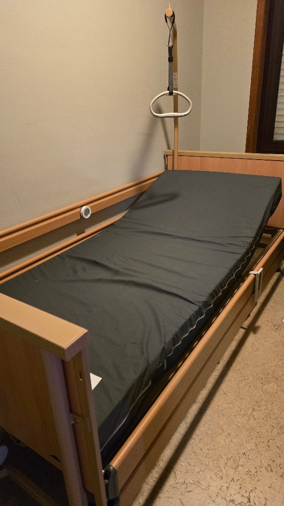 Zorgbed (vertelbare hoogte en rug), Diversen, Ophalen, Zo goed als nieuw