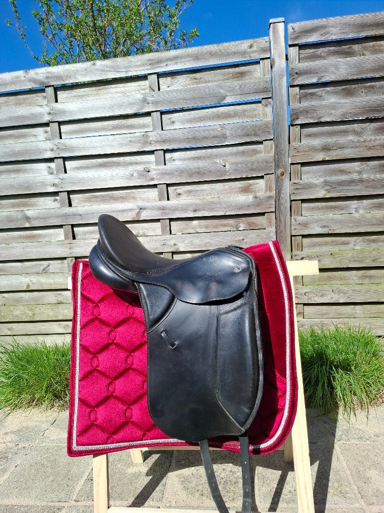 Kieffer dressuurzadel, Siège semi-creux, Utilisé, M (17 pouces), Dressage