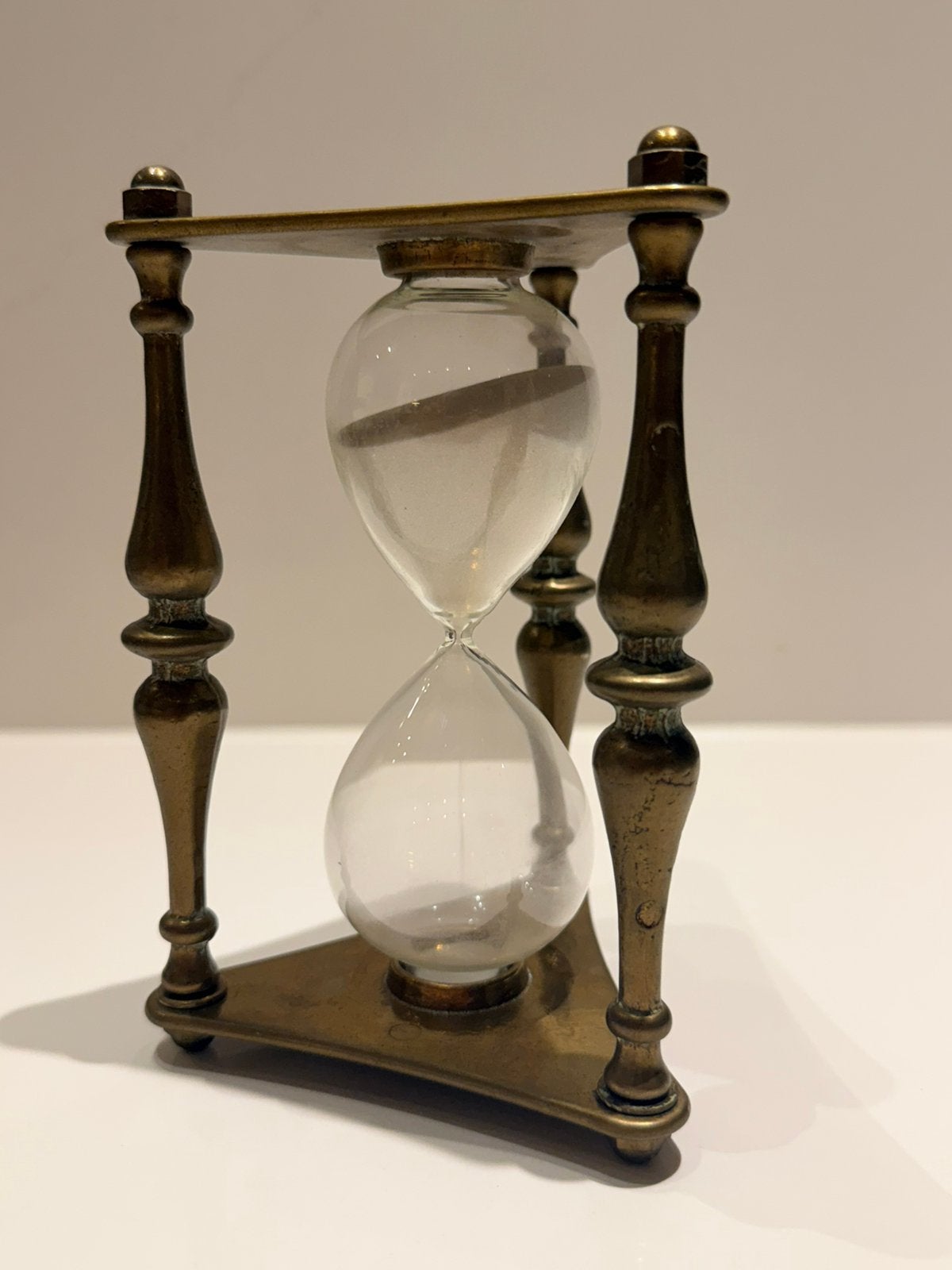 Sablier triangulaire vintage en laiton - décoratif (15 cm), Enlèvement ou Envoi