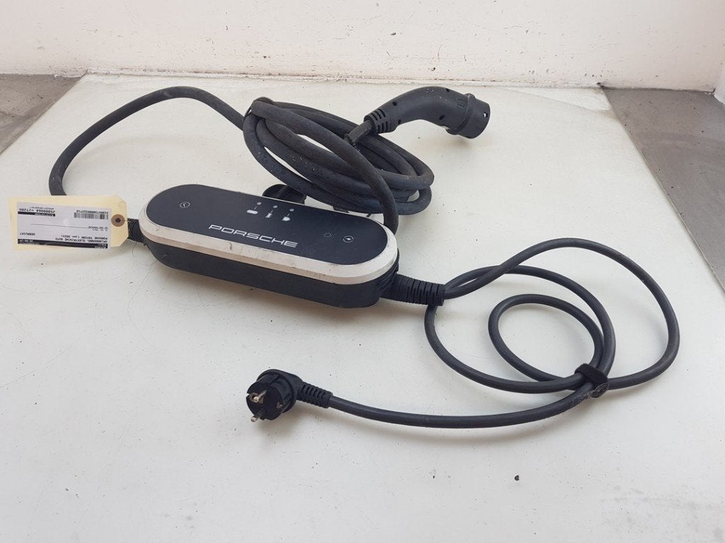 CABLE DE CHARGE Porsche Taycan (Y1A) (01-2019/12-2023), Porsche Deutschland GmbH, Porscheplatz 1
70435  Stuttgart, DE, Porsche