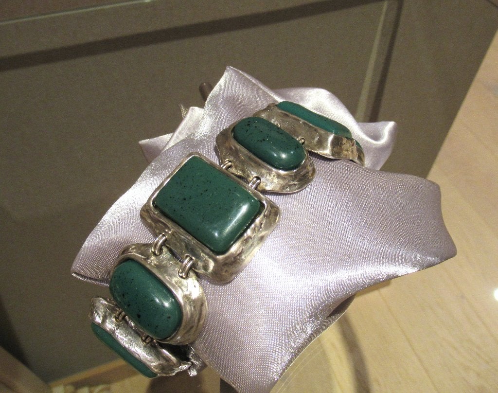 Yves Saint Laurent vintage armband met groene cabochons, Verzenden, Zo goed als nieuw, Zilver