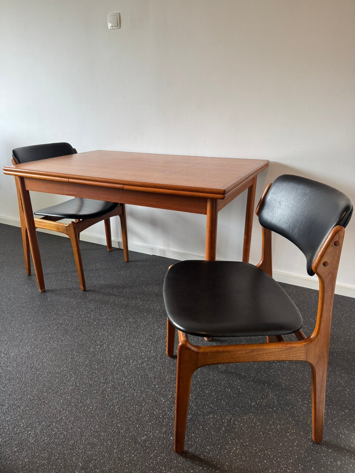 Vintage Deense Eettafel Mid Century Jaren 60’s 70’s bureau, Huis en Inrichting, Ophalen, Zo goed als nieuw, Teakhout