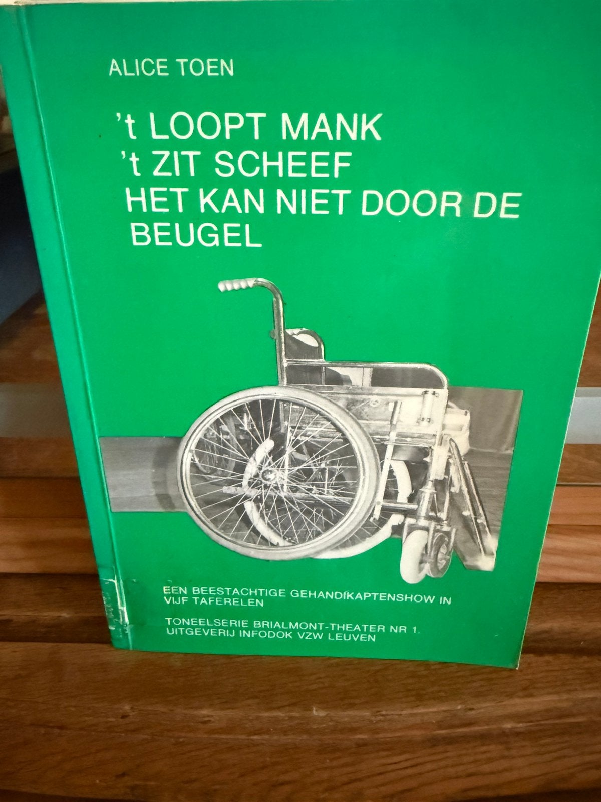 ‘tLoopt Mank ‘t Zit Scheef Het Kan Niet Door De Beugel, Ophalen of Verzenden, Zo goed als nieuw