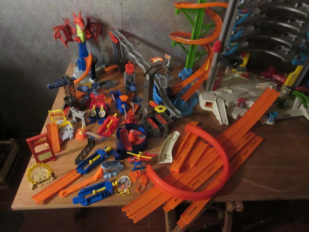 Hot Wheels: Mega city garage + groot lot onderdelen., Enlèvement, Hot Wheels, Manuelle, Pièces