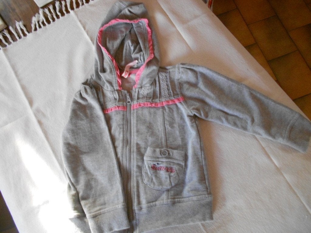 grijs gilet "girls" mt 104/110, Kinderen en Baby's, Kinderkleding | Maat 104, Gebruikt, Meisje, Trui of Vest, Ophalen of Verzenden