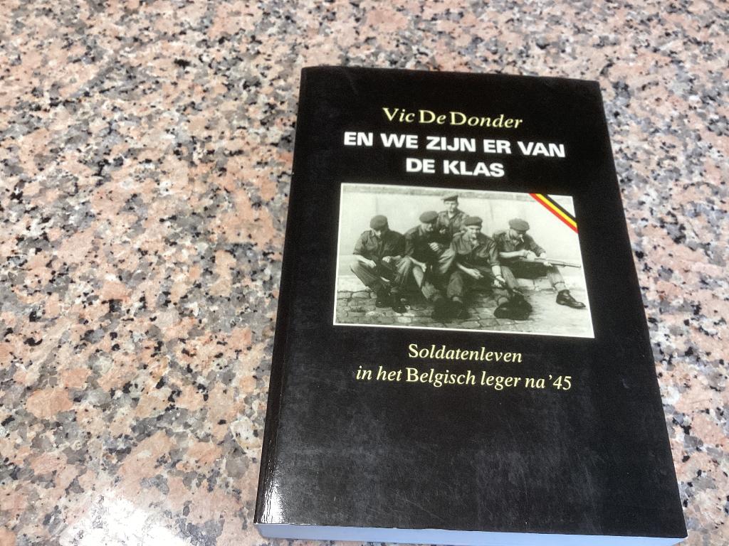 En we zijn er van de klas. Viv De Donder. Soldatenleven in, Boeken, Ophalen of Verzenden, 1945 tot heden, Zo goed als nieuw, Overige onderwerpen