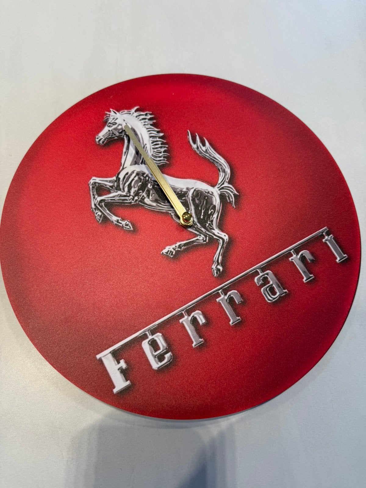 Grande horloge murale logo Ferrari - Mancave vintage - 30 cm, Collections, Enlèvement ou Envoi, Neuf, Autres types
