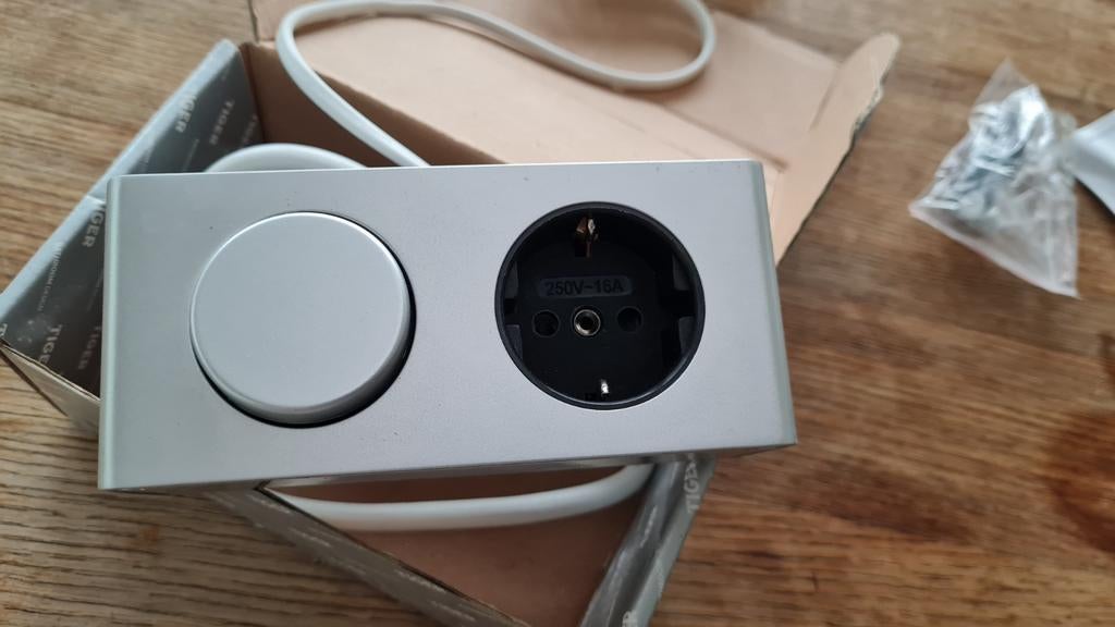 Opbouwschakelaar met stopcontact, Ophalen