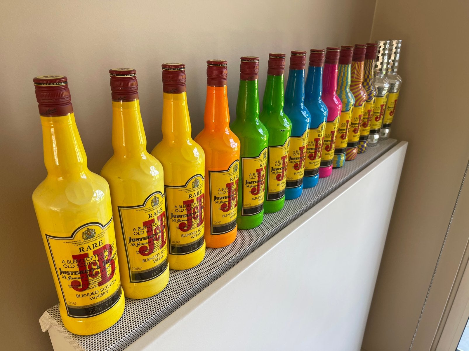 Verzamelinkomen kleurrijke wiskey flessen J&B, Verzamelen, Complete verzamelingen en Collecties, Ophalen