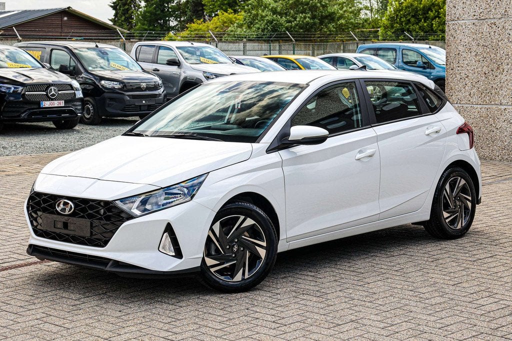 Hyundai i20 AUTOMAAT*ACHTERUITRIJCAMERA*APPLE-CARPLAY*CRUISE, Auto's, Hyundai, Stof, Gebruikt, Wit, Bedrijf