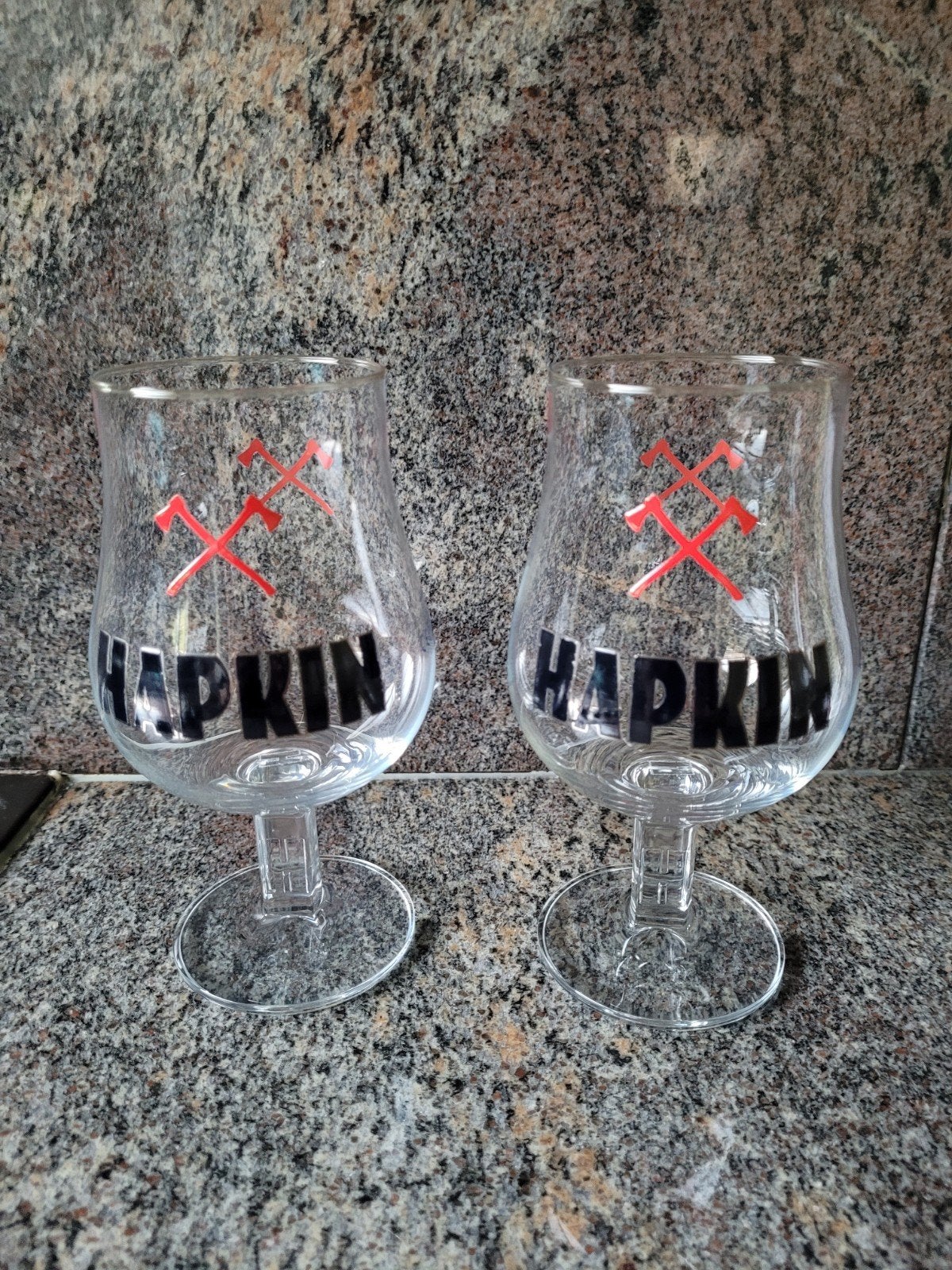 2 verres à bière Hapkin sur pieds... comme neufs, Enlèvement ou Envoi