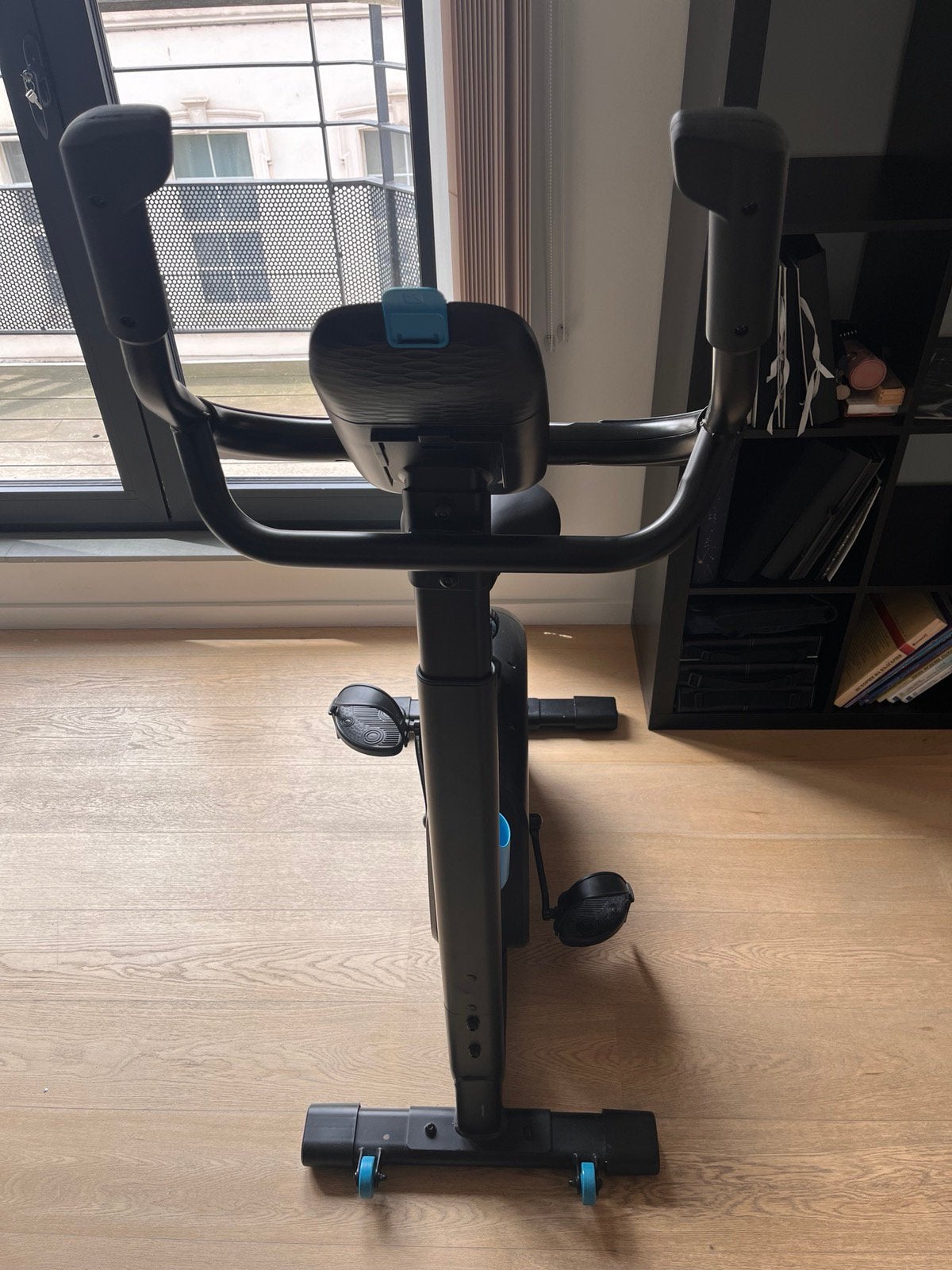 Self-powered exercise bike/Vélo d'appartement auto-alimenté, Enlèvement, Comme neuf, Vélo d'appartement