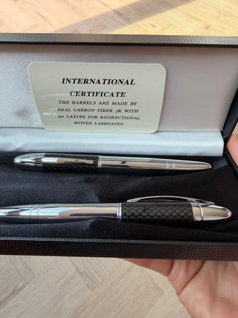 Set van 2 carbon pennen/stylo’s, nieuw, Verzamelen, Pennenverzamelingen, Balpen, Nieuw, Met reclame, Ophalen