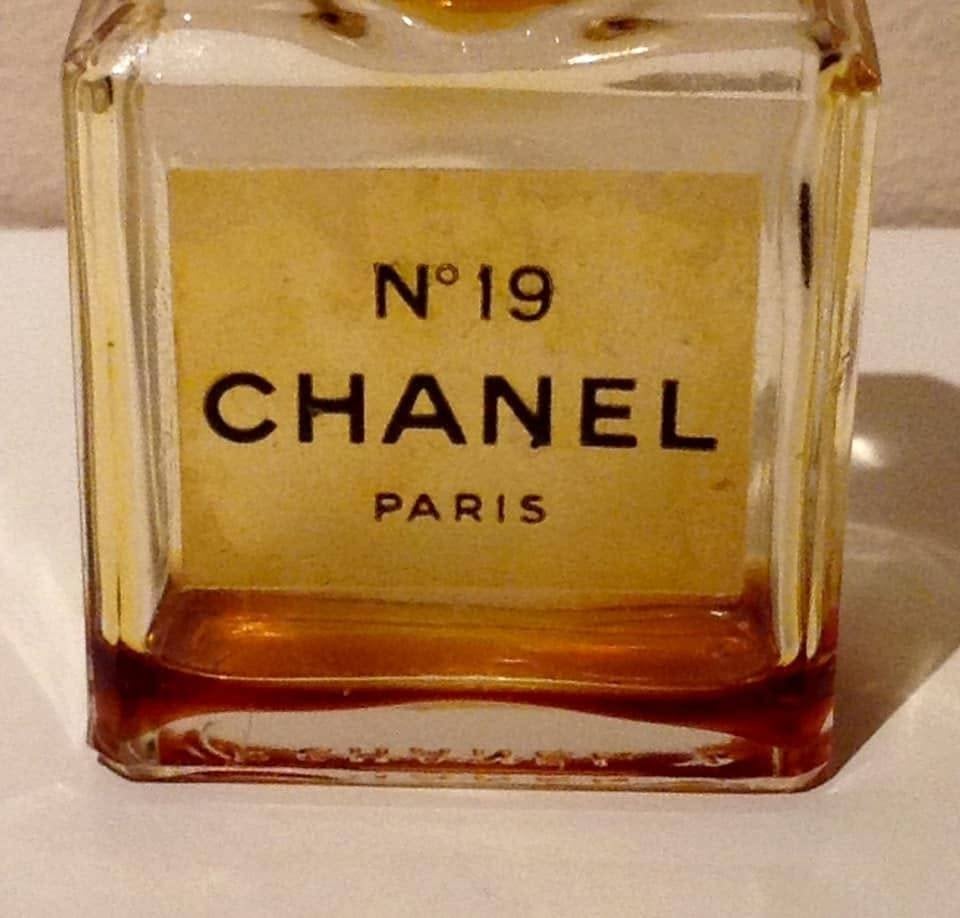 Ancien flacon vide miniature Chanel 19 Parfum/Extrait, Collections, Enlèvement ou Envoi, Utilisé, Miniature
