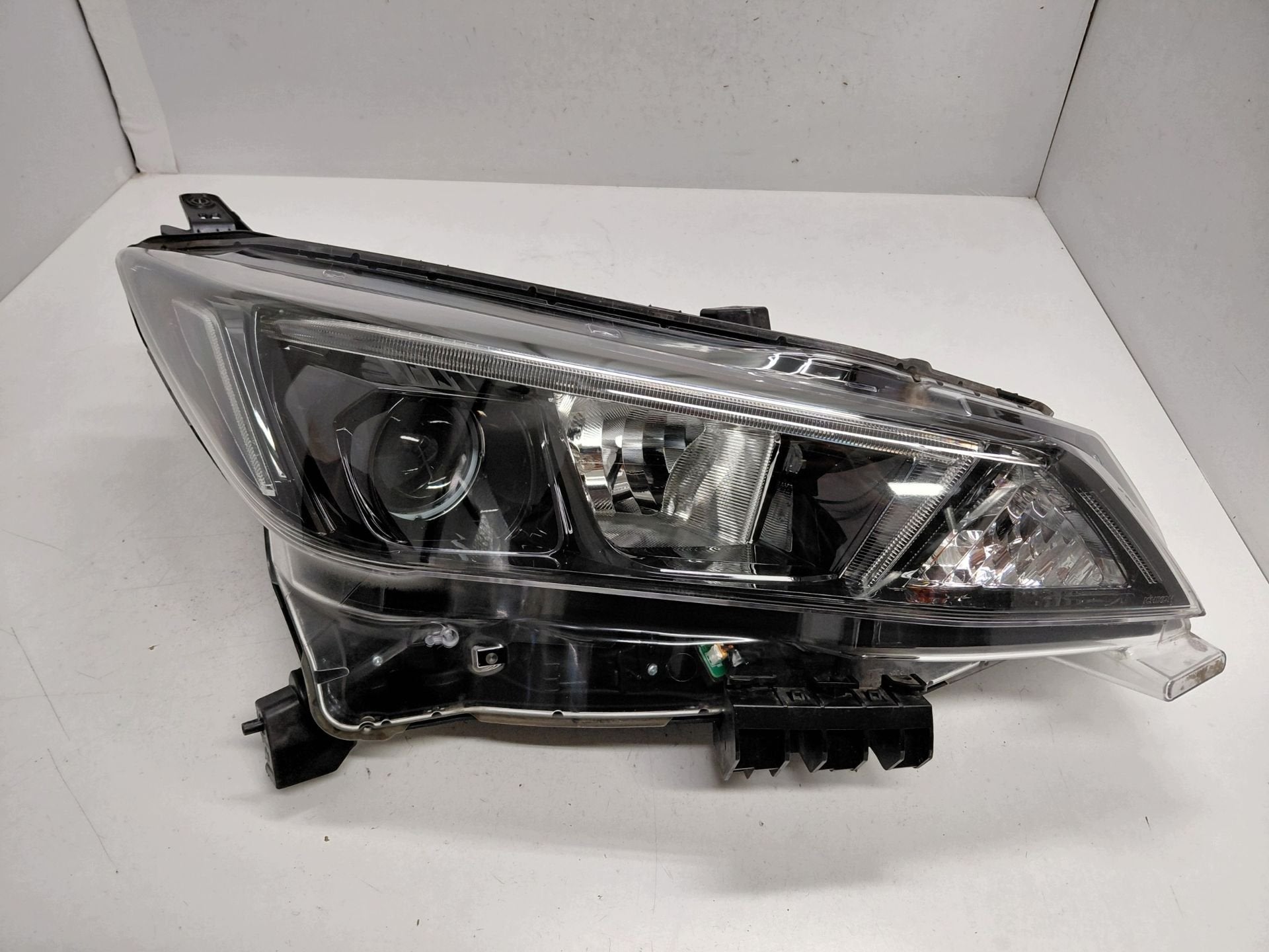 NIssan Leaf II Koplamp 260105SH0A, Takashima 1-chome 1-1
220-8686  Yokohama, NISSAN_SR@mail.nissan.co.jp, Nissan, Gebruikt