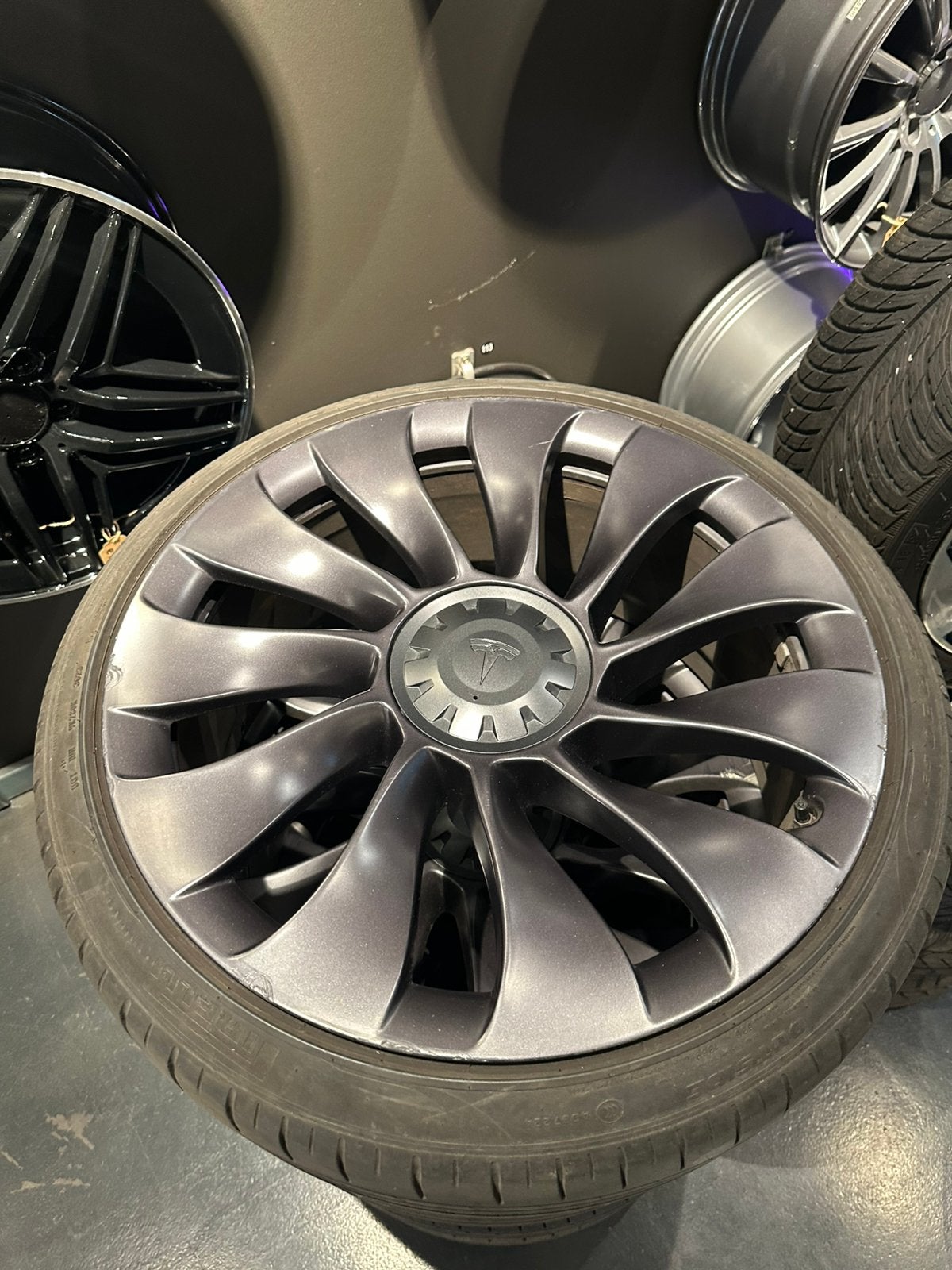 Jantes Tesla Model Y 20” + pneus Pirelli, Autos : Pièces & Accessoires, Pneus & Jantes, Pneus et Jantes, 20 pouces, Enlèvement