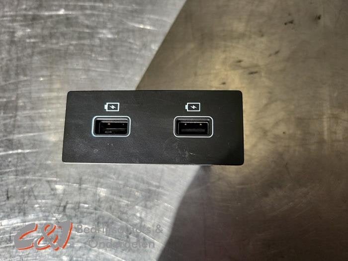 USB stekker van een Renault Trafic, Gebruikt, -, Renault, -