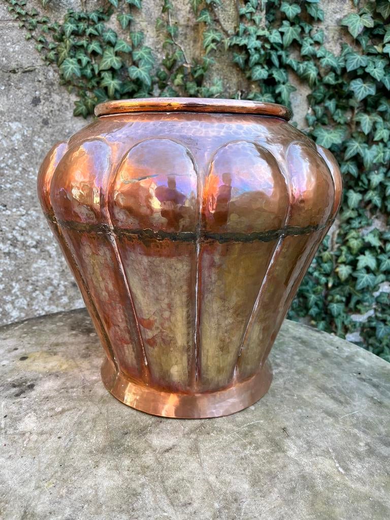 Oude grote ambachtelijke cachepot gehamerd rood koper, Ophalen of Verzenden, Koper