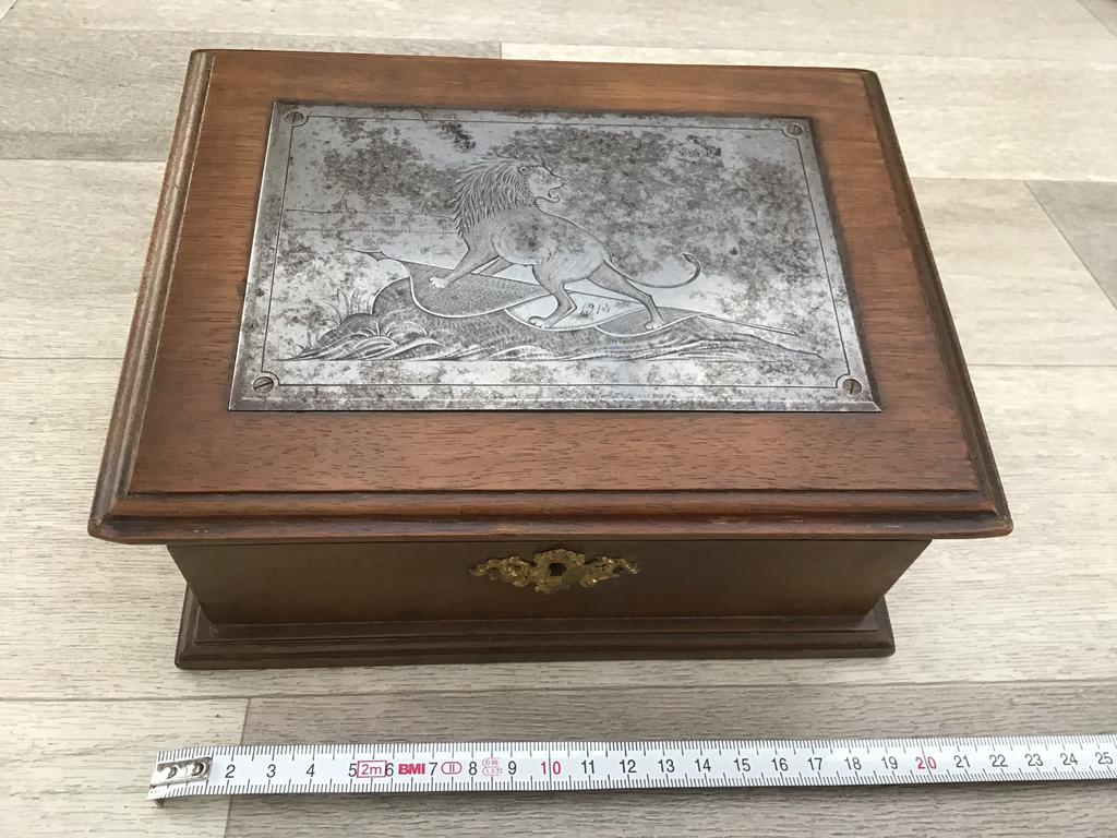 Boîte à bijoux gravée en chêne belge Yser 1914 Trenchart, Collections, Enlèvement ou Envoi