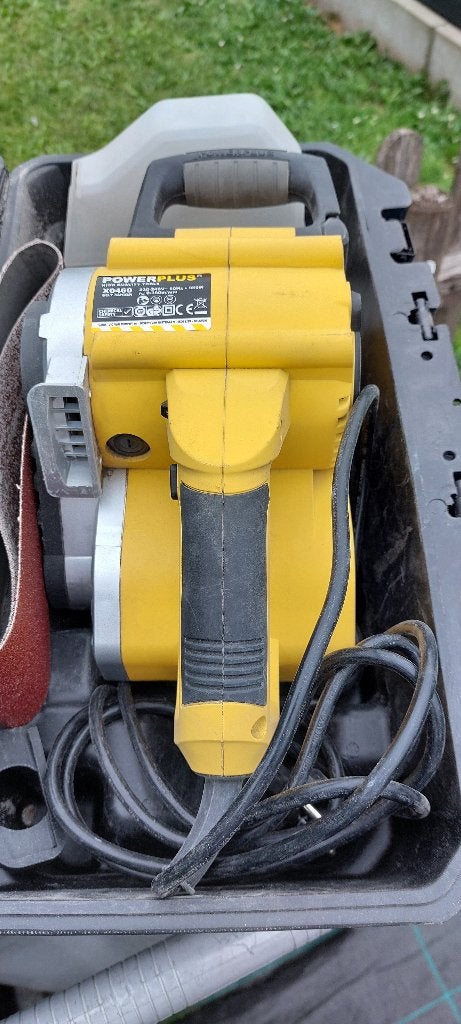 Powerplus bandschuurmachine  in koffer, Doe-het-zelf en Bouw, Gereedschap | Schuurmachines, Ophalen, Zo goed als nieuw, 600 tot 1200 watt