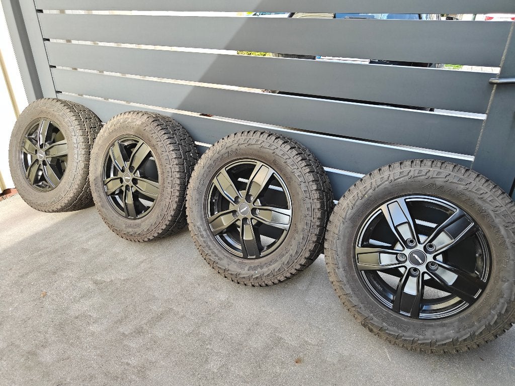 Z.g.a.n. 17" Winterbanden op velg Pirelli 245/65 R17, Ophalen, Zo goed als nieuw