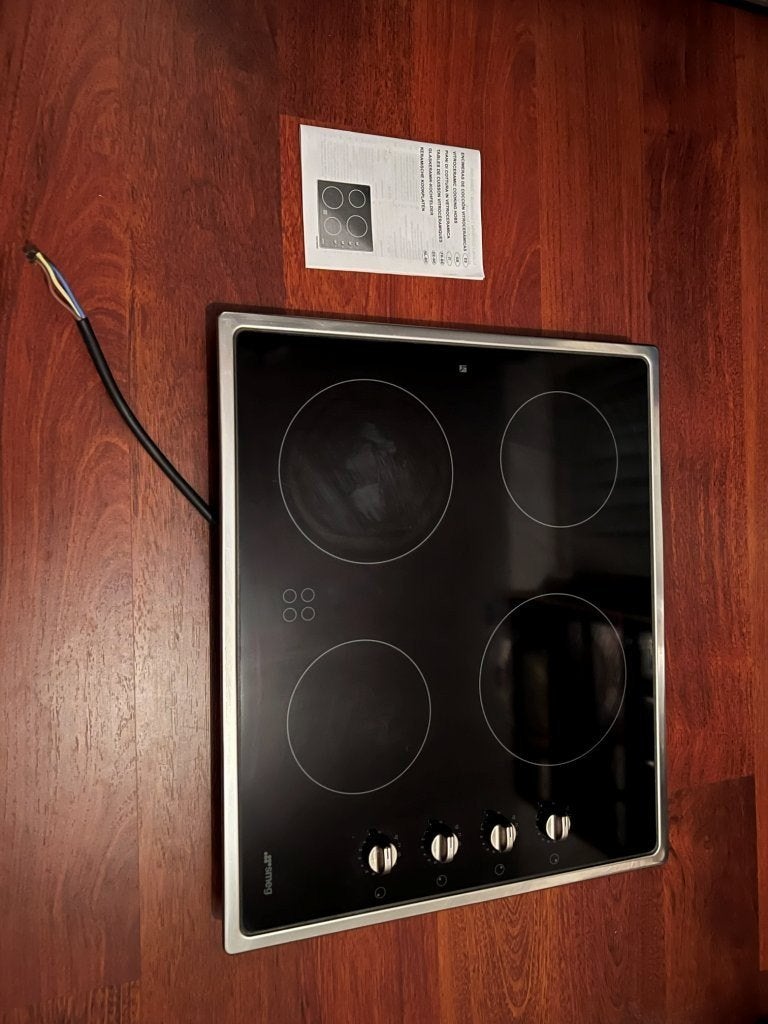 Plaque de cuisson vitrocéramique SMEG - Cadre Inox, 4 zones de cuisson, Encastré, Enlèvement, Utilisé