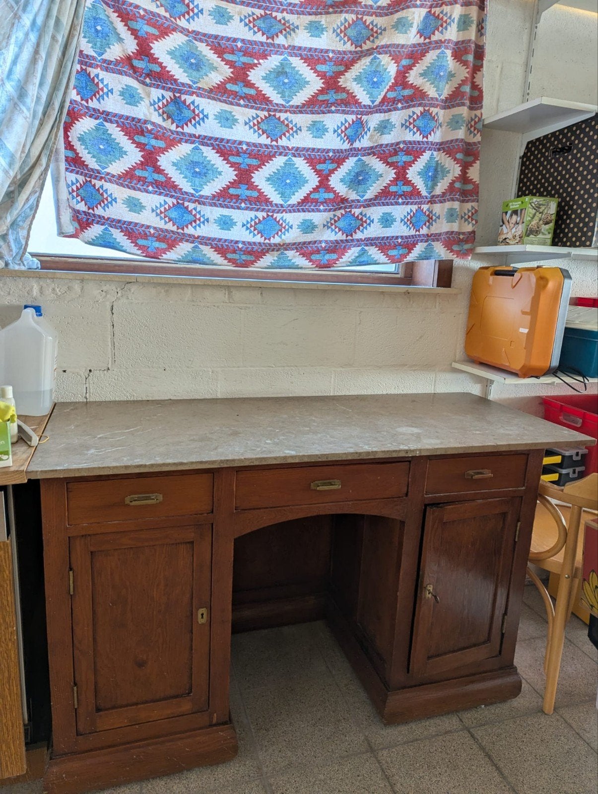 Ancien bureau, Enlèvement